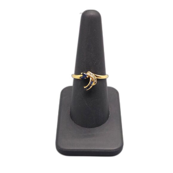 14KT YELLOW GOLD 2.40G DIAMOND & SAPPHIRE RING SIZE 8 (151108-5)